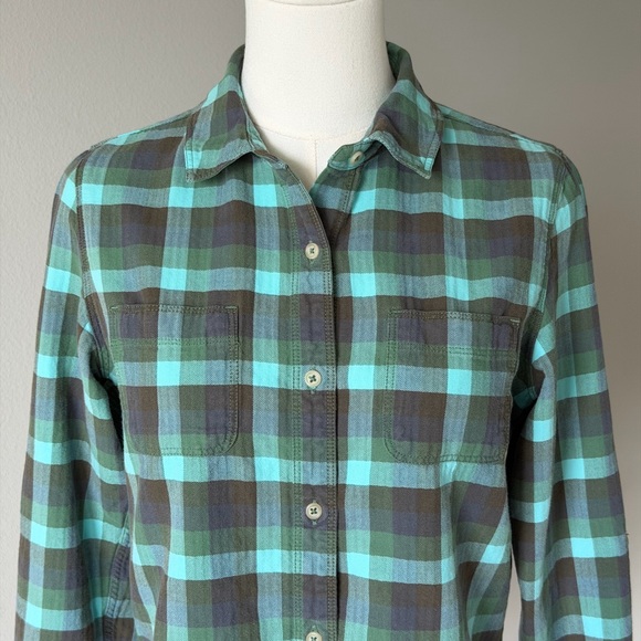 The North Face Women’s Fitted Plaid Cotton Roll-Tab Button Down Shirt - Picture 2 of 16